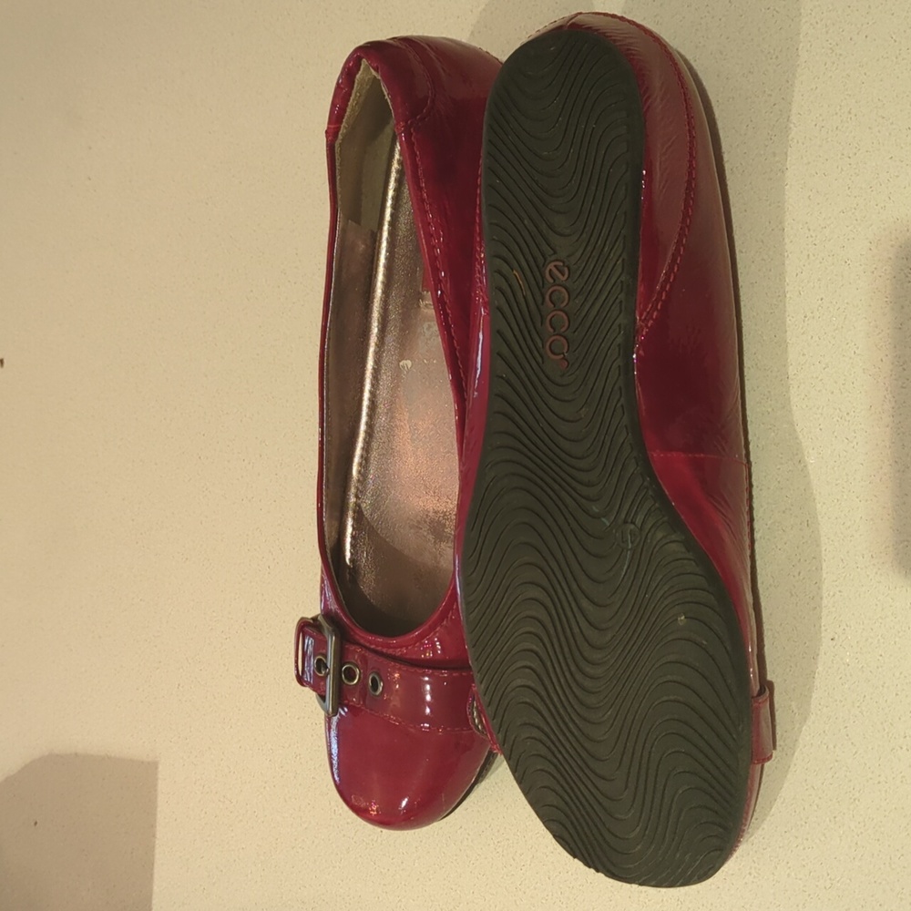 Ecco Red Patent Leather Ballet Flats with Buckle - Picture 3 of 3